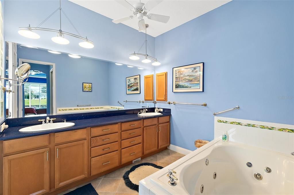 待售: $1,100,000 (3 贝兹, 2 浴室, 2823 平方英尺)