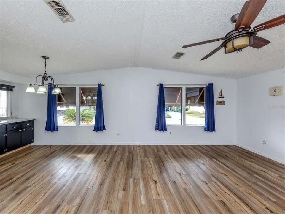 待售: $164,900 (2 贝兹, 2 浴室, 1592 平方英尺)