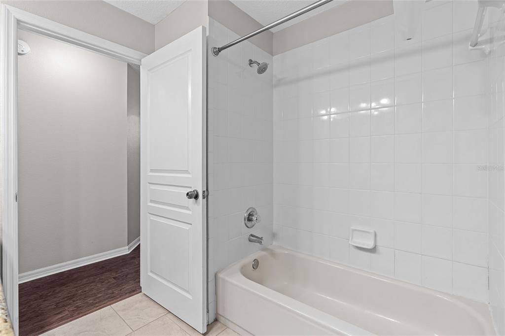 En Venta: $550,000 (4 camas, 2 baños, 1872 Pies cuadrados)