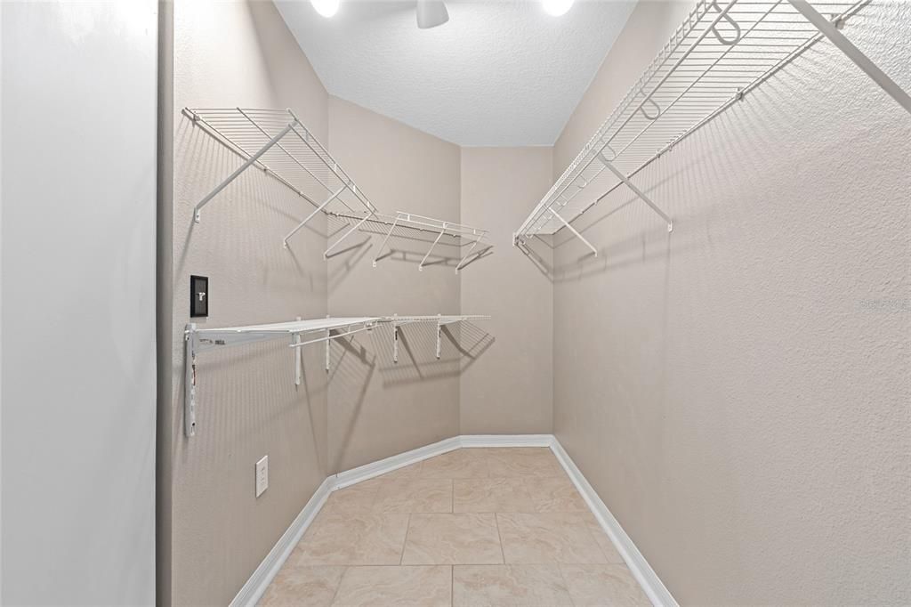 En Venta: $550,000 (4 camas, 2 baños, 1872 Pies cuadrados)