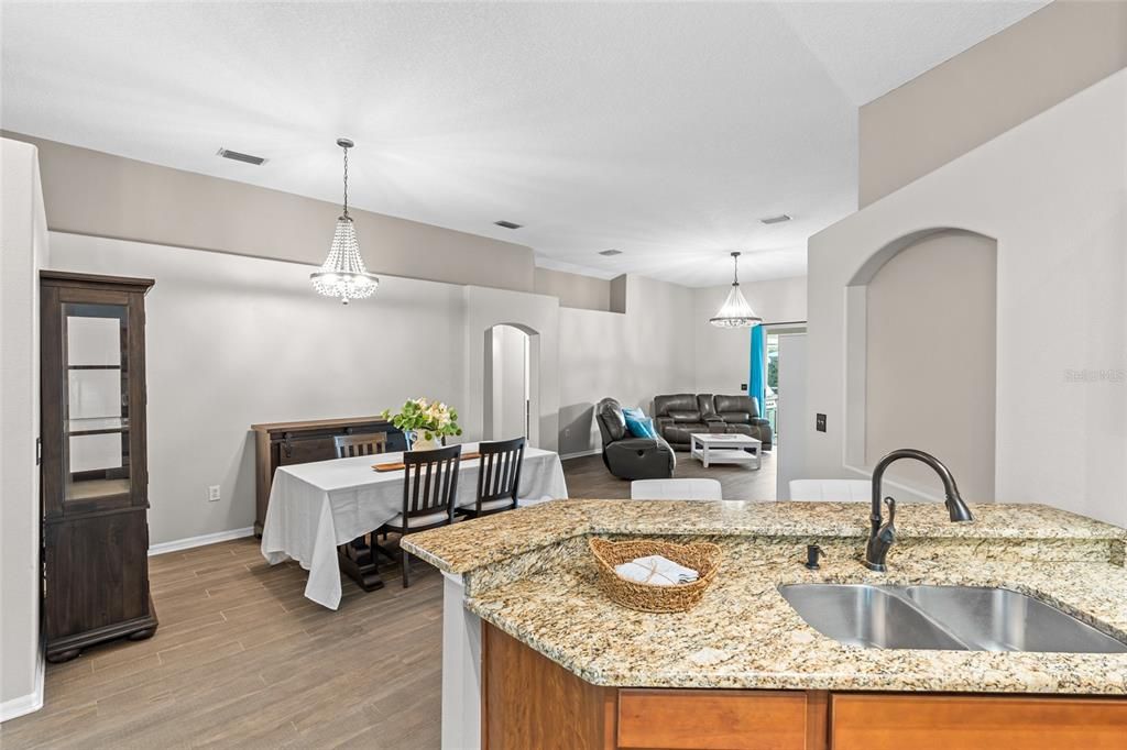 En Venta: $550,000 (4 camas, 2 baños, 1872 Pies cuadrados)