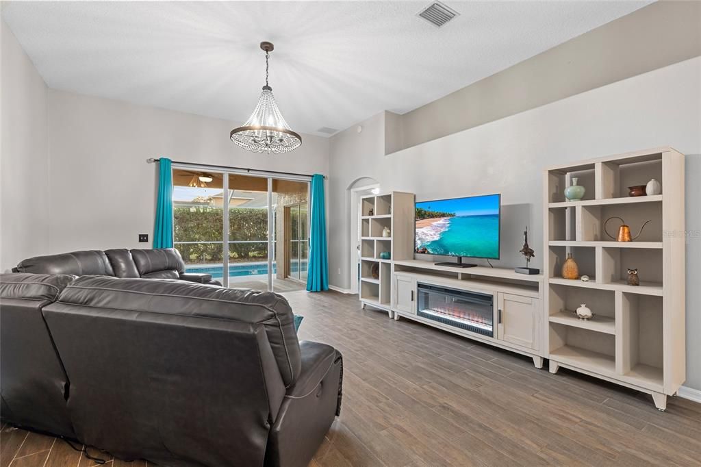 En Venta: $550,000 (4 camas, 2 baños, 1872 Pies cuadrados)