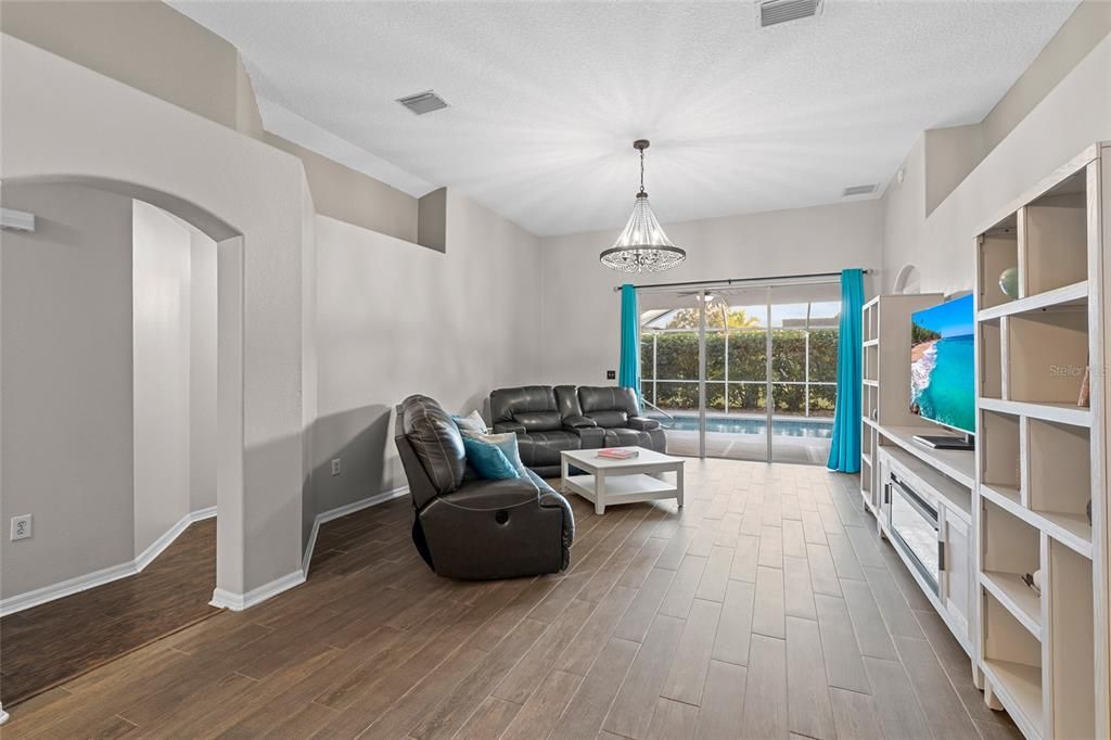 En Venta: $550,000 (4 camas, 2 baños, 1872 Pies cuadrados)