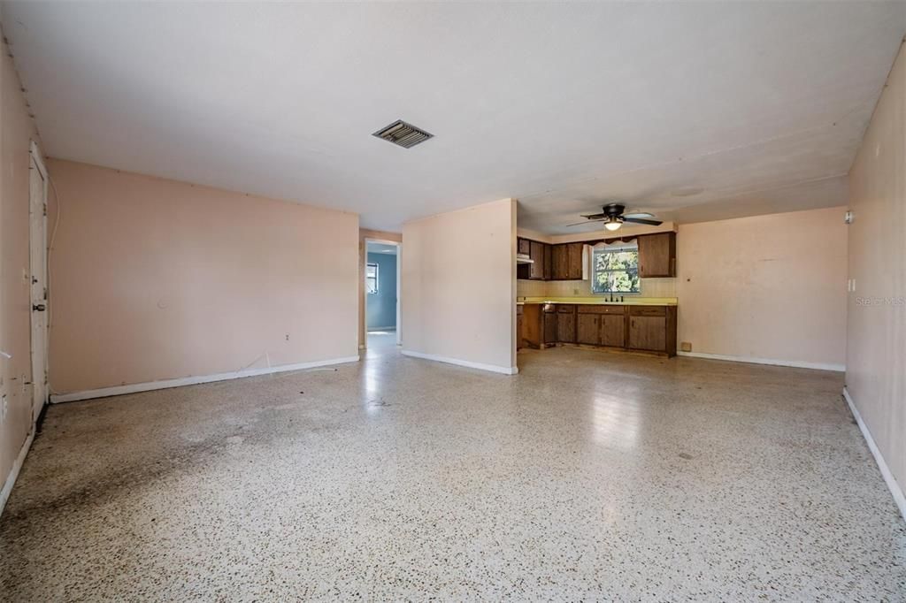 For Sale: $199,000 (2 beds, 1 baths, 1264 Square Feet)