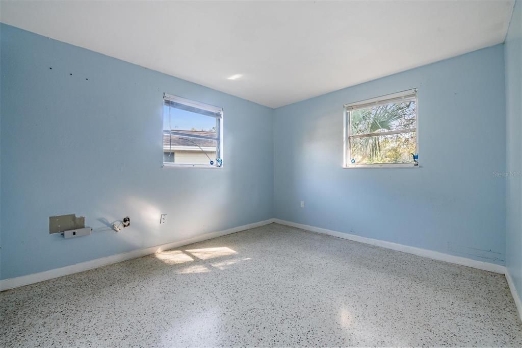 For Sale: $199,000 (2 beds, 1 baths, 1264 Square Feet)