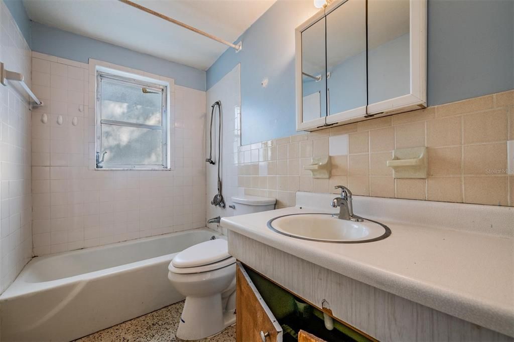 For Sale: $199,000 (2 beds, 1 baths, 1264 Square Feet)