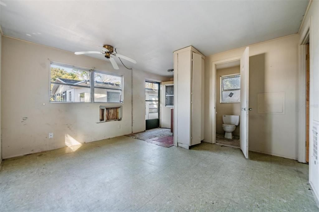 For Sale: $199,000 (2 beds, 1 baths, 1264 Square Feet)