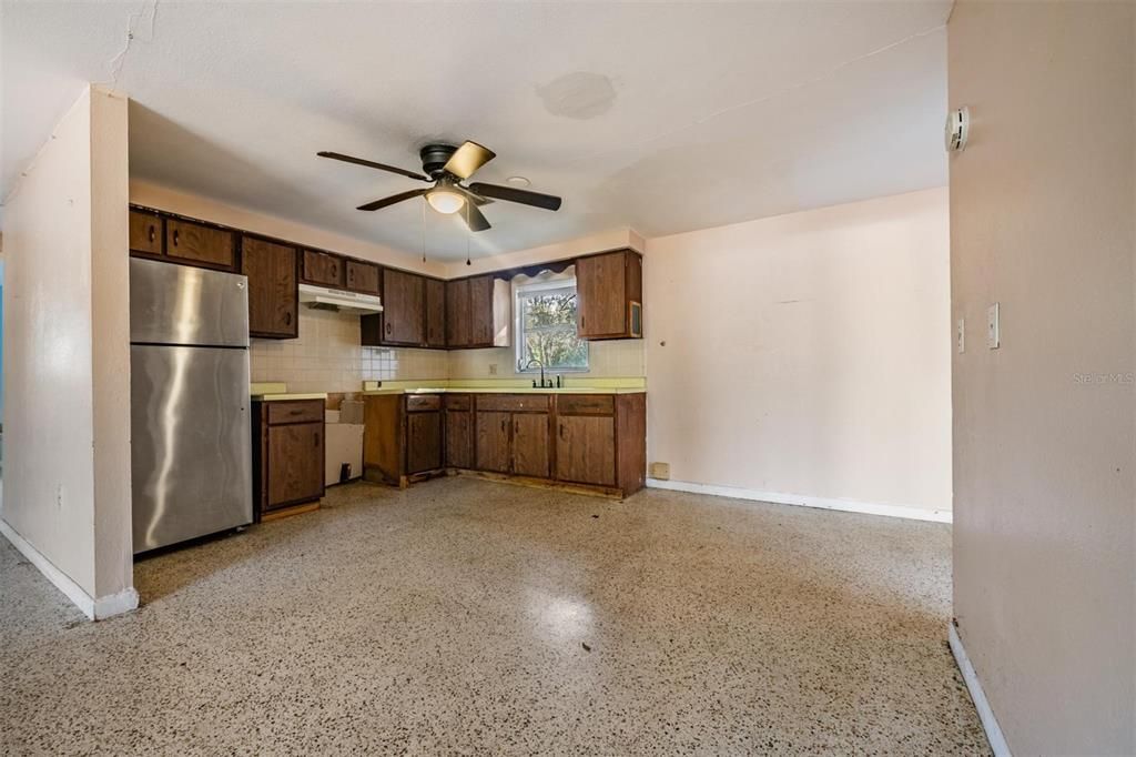 For Sale: $199,000 (2 beds, 1 baths, 1264 Square Feet)