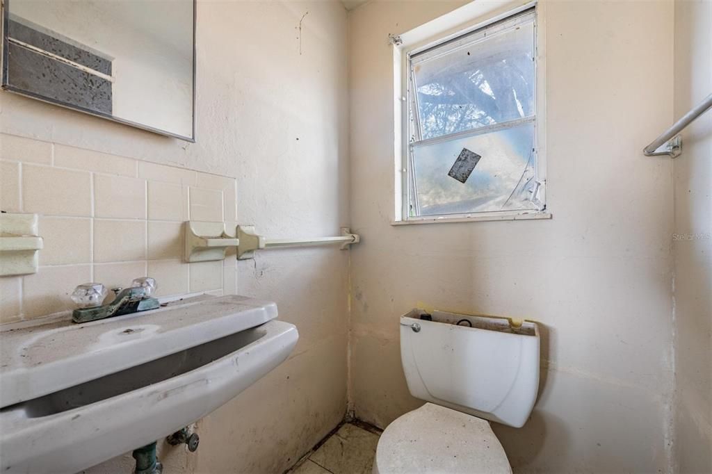 For Sale: $199,000 (2 beds, 1 baths, 1264 Square Feet)