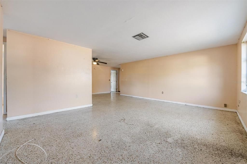 For Sale: $199,000 (2 beds, 1 baths, 1264 Square Feet)