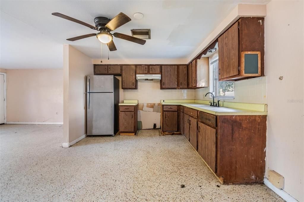 For Sale: $199,000 (2 beds, 1 baths, 1264 Square Feet)