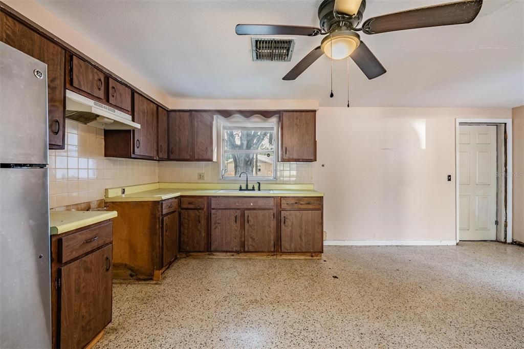 For Sale: $199,000 (2 beds, 1 baths, 1264 Square Feet)