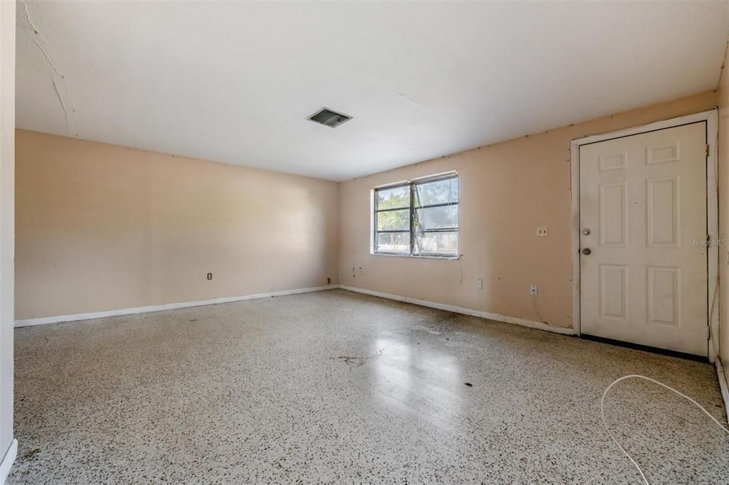 For Sale: $199,000 (2 beds, 1 baths, 1264 Square Feet)