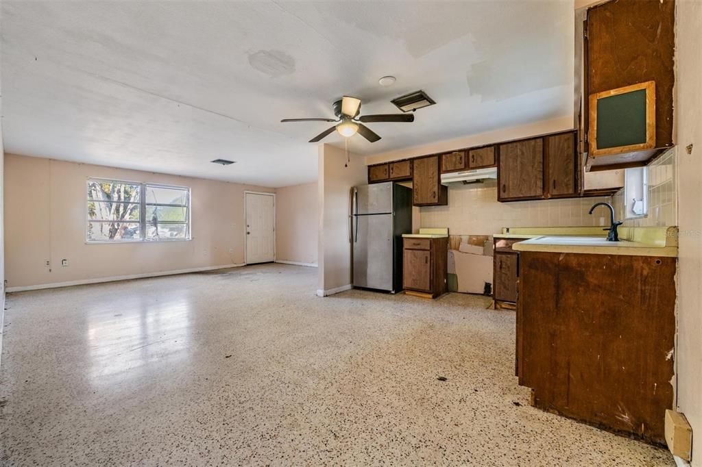 For Sale: $199,000 (2 beds, 1 baths, 1264 Square Feet)