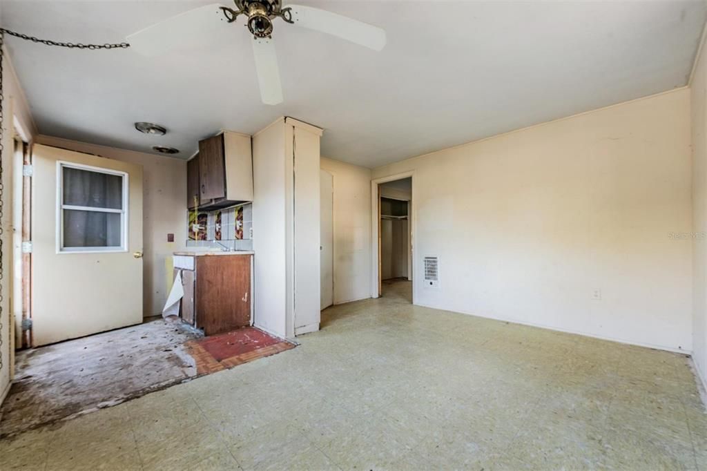For Sale: $199,000 (2 beds, 1 baths, 1264 Square Feet)