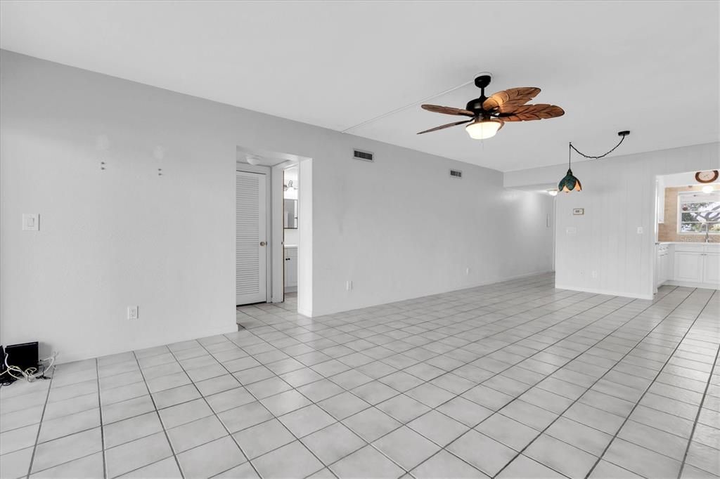 待售: $169,900 (1 贝兹, 1 浴室, 740 平方英尺)