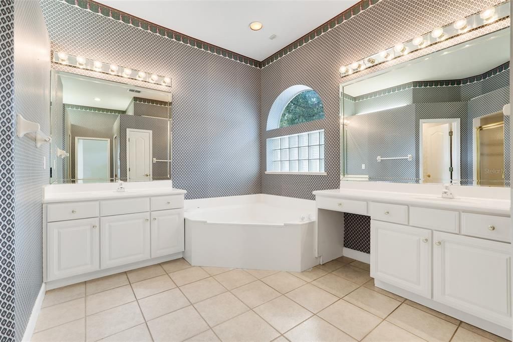 En Venta: $775,000 (4 camas, 3 baños, 2519 Pies cuadrados)