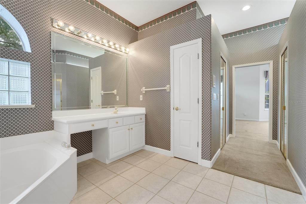 En Venta: $775,000 (4 camas, 3 baños, 2519 Pies cuadrados)