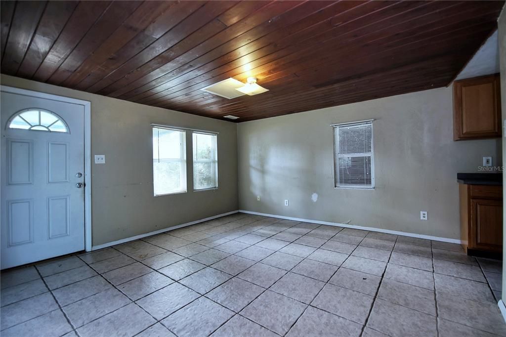 For Sale: $299,000 (2 beds, 1 baths, 575 Square Feet)
