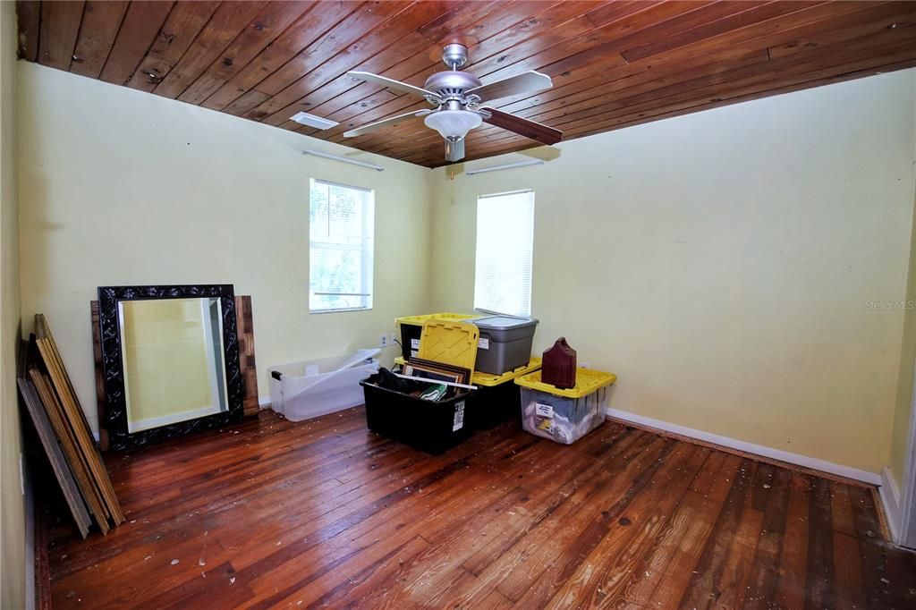 For Sale: $299,000 (2 beds, 1 baths, 575 Square Feet)