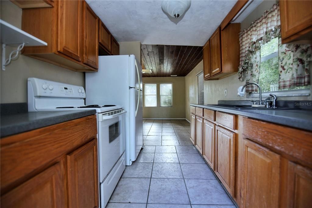 For Sale: $299,000 (2 beds, 1 baths, 575 Square Feet)