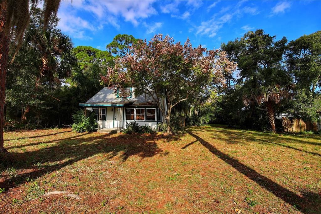 For Sale: $299,000 (2 beds, 1 baths, 575 Square Feet)