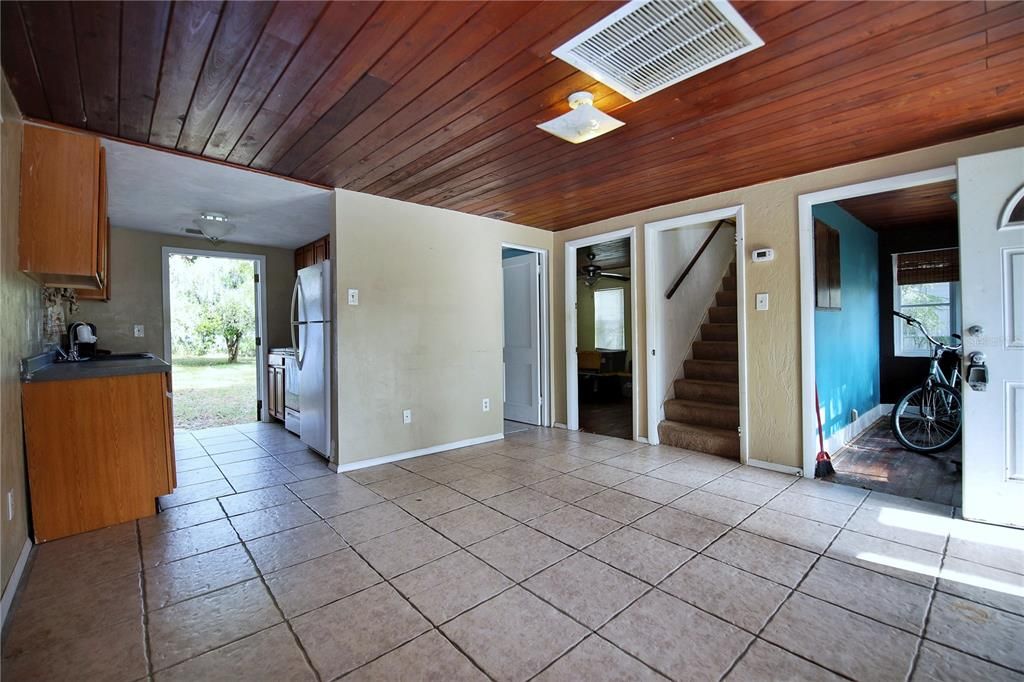 For Sale: $299,000 (2 beds, 1 baths, 575 Square Feet)