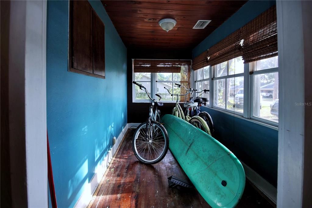 For Sale: $299,000 (2 beds, 1 baths, 575 Square Feet)