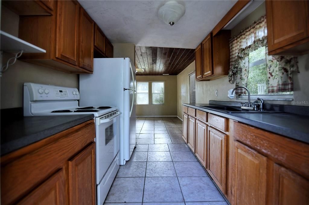 For Sale: $299,000 (2 beds, 1 baths, 575 Square Feet)