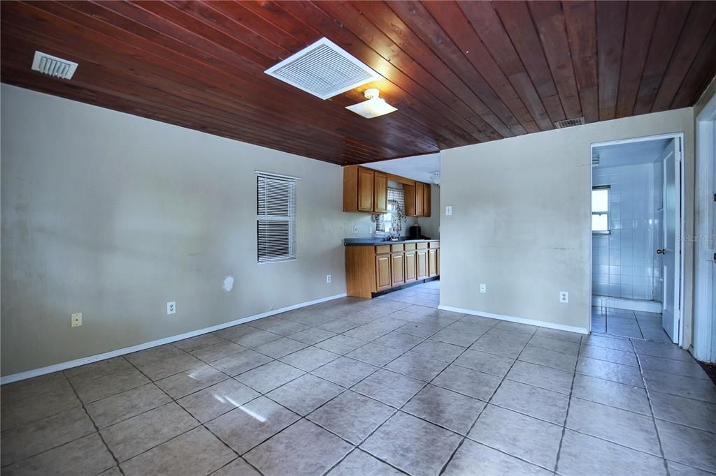 For Sale: $299,000 (2 beds, 1 baths, 575 Square Feet)