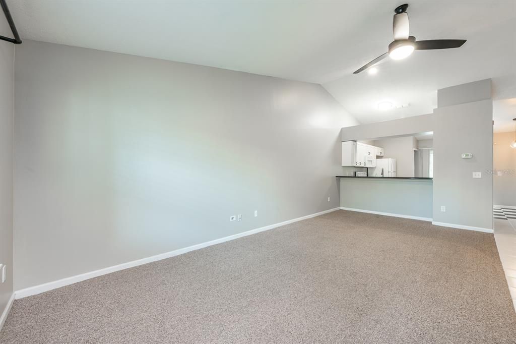 待售: $255,000 (2 贝兹, 2 浴室, 1098 平方英尺)