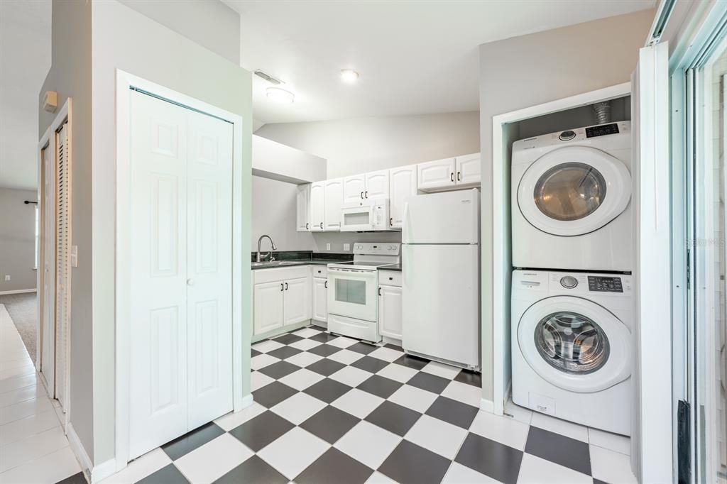 待售: $255,000 (2 贝兹, 2 浴室, 1098 平方英尺)