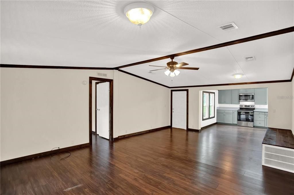 For Sale: $323,000 (3 beds, 2 baths, 1416 Square Feet)