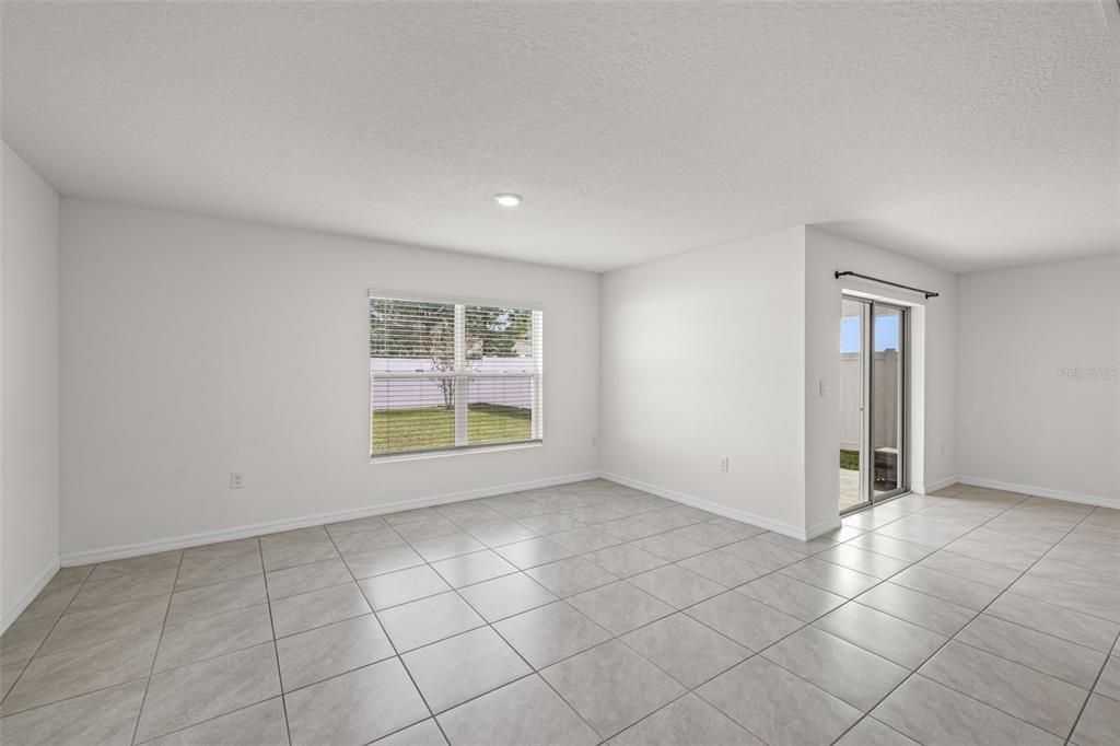 На продажу: $375,000 (4 спален, 2 ванн, 1812 Квадратных фут)