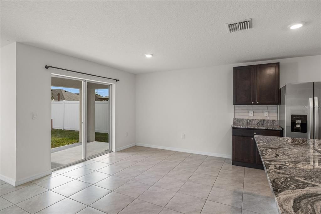 На продажу: $375,000 (4 спален, 2 ванн, 1812 Квадратных фут)