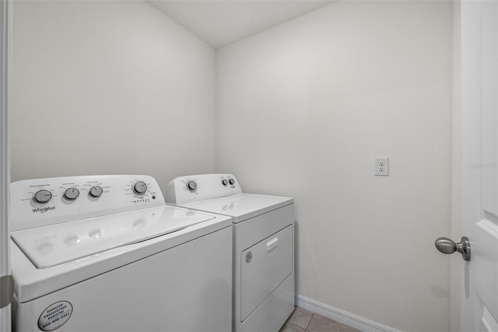 На продажу: $375,000 (4 спален, 2 ванн, 1812 Квадратных фут)