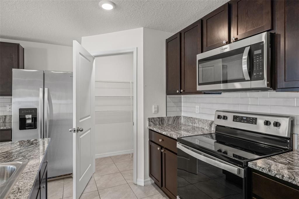 На продажу: $375,000 (4 спален, 2 ванн, 1812 Квадратных фут)