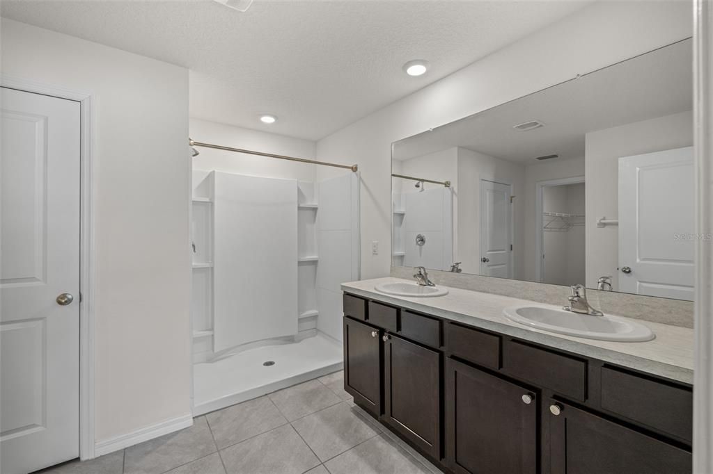 На продажу: $375,000 (4 спален, 2 ванн, 1812 Квадратных фут)