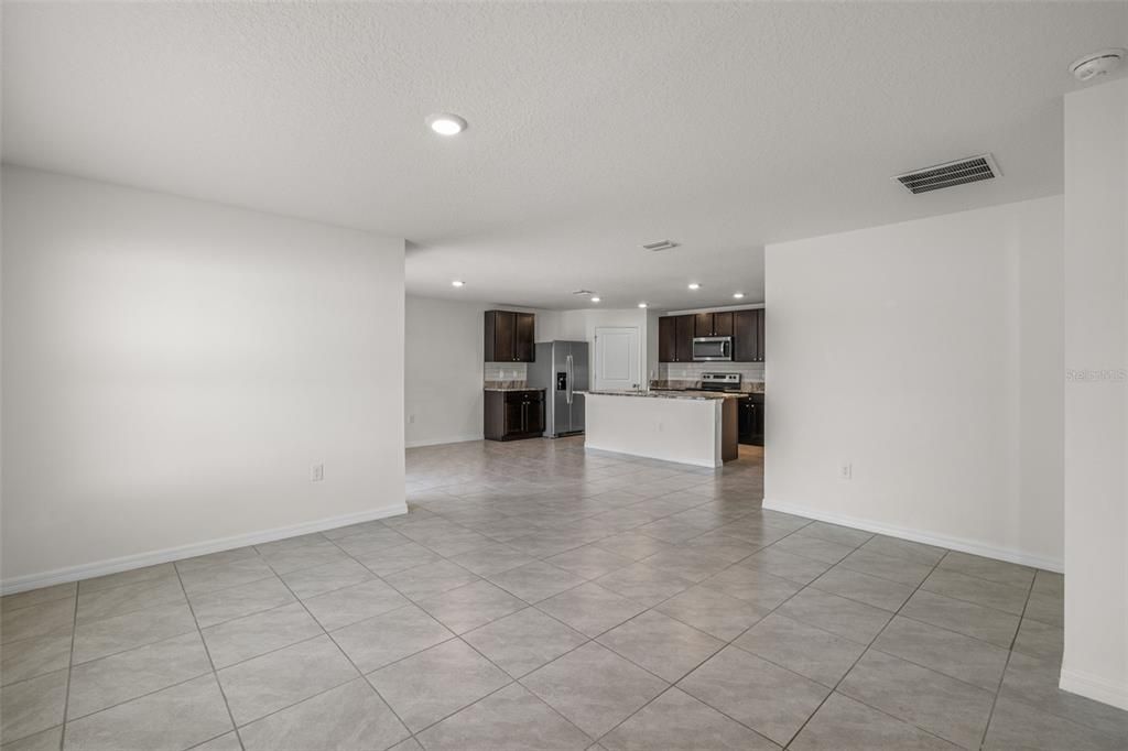 На продажу: $375,000 (4 спален, 2 ванн, 1812 Квадратных фут)