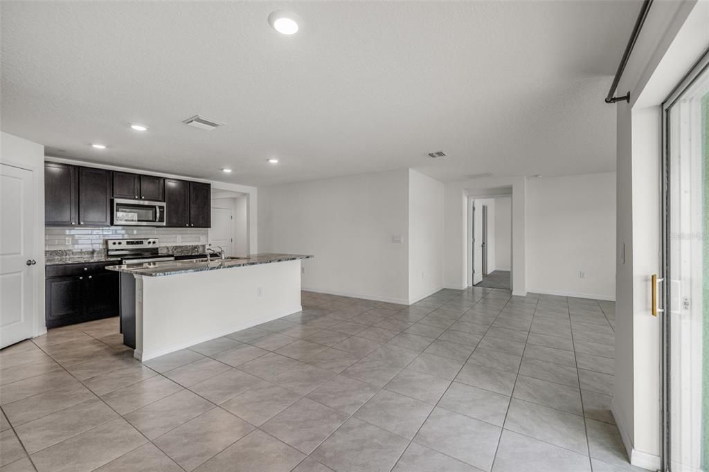 На продажу: $375,000 (4 спален, 2 ванн, 1812 Квадратных фут)