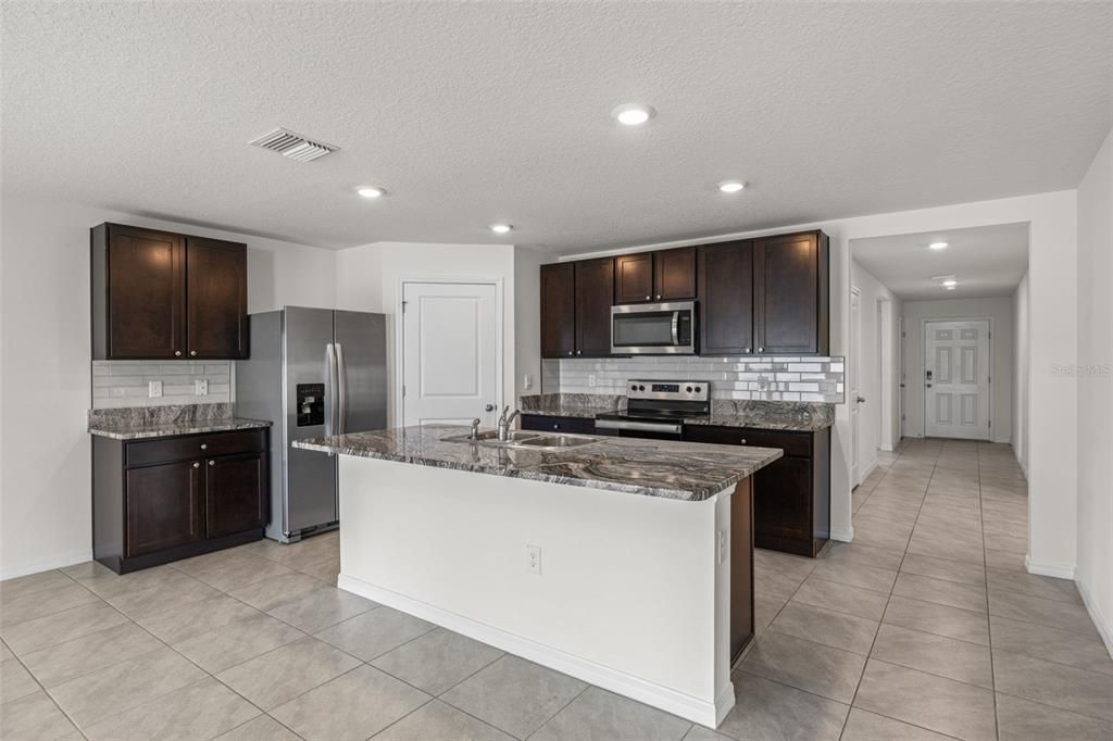 На продажу: $375,000 (4 спален, 2 ванн, 1812 Квадратных фут)