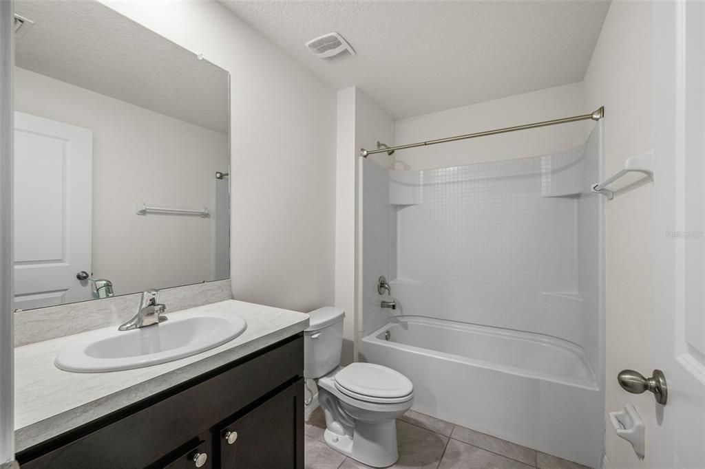 На продажу: $375,000 (4 спален, 2 ванн, 1812 Квадратных фут)