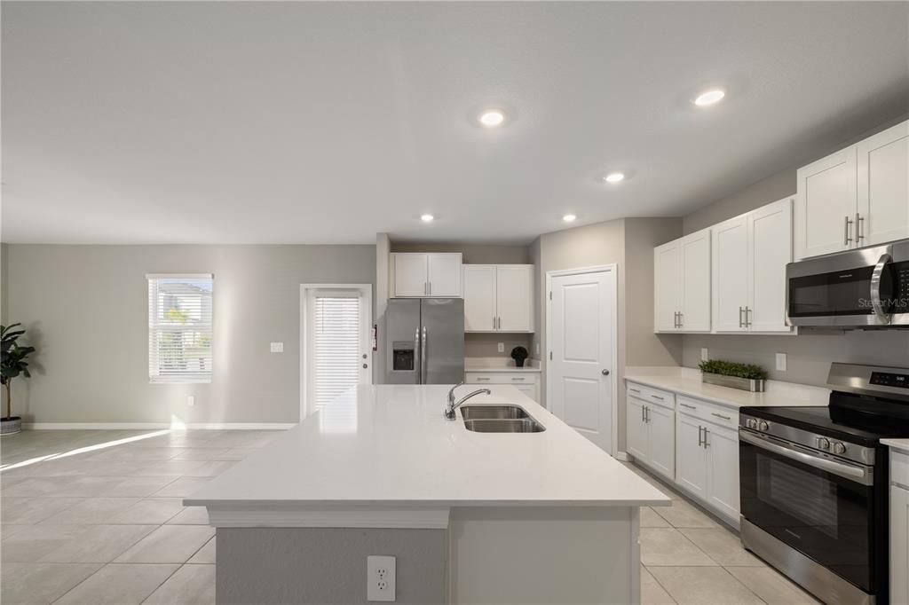 На продажу: $445,000 (5 спален, 2 ванн, 2215 Квадратных фут)