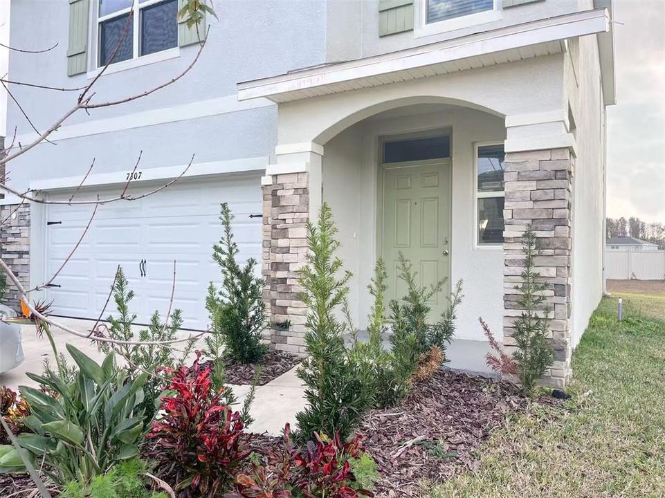 For Rent: $2,295 (3 beds, 2 baths, 1961 Square Feet)