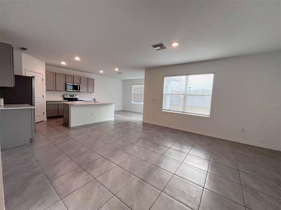 For Rent: $2,295 (3 beds, 2 baths, 1961 Square Feet)