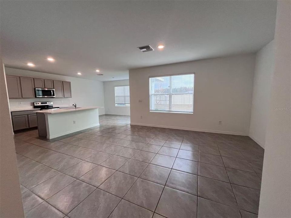 For Rent: $2,295 (3 beds, 2 baths, 1961 Square Feet)