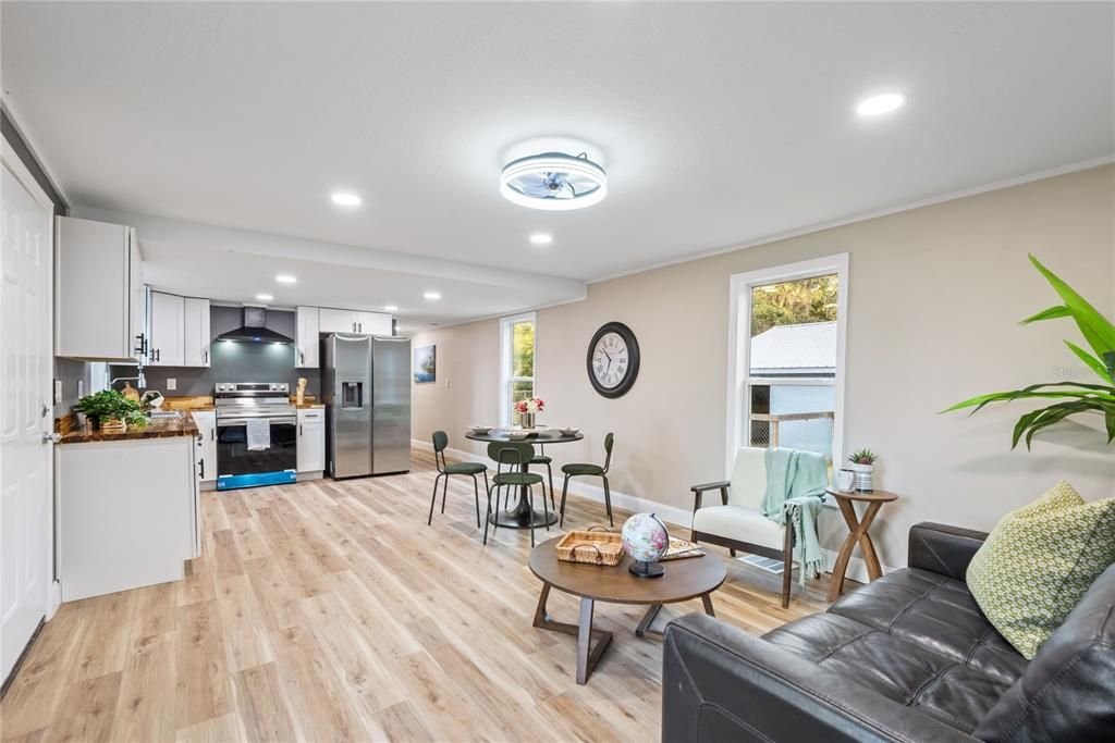 На продажу: $268,888 (3 спален, 2 ванн, 910 Квадратных фут)