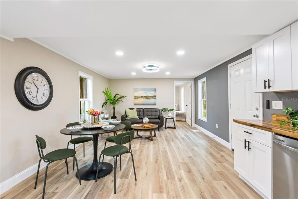 На продажу: $268,888 (3 спален, 2 ванн, 910 Квадратных фут)