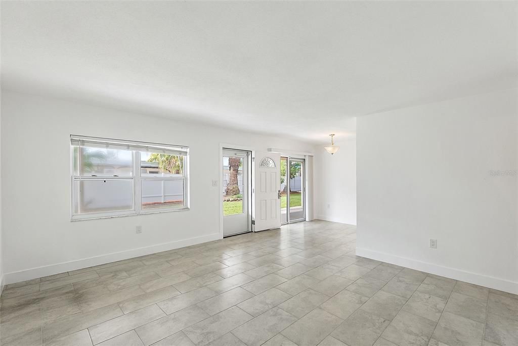 For Sale: $349,000 (2 beds, 2 baths, 885 Square Feet)