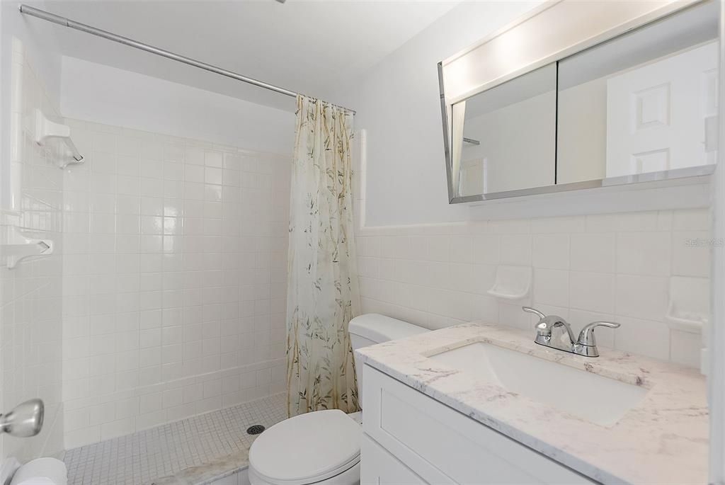 For Sale: $349,000 (2 beds, 2 baths, 885 Square Feet)